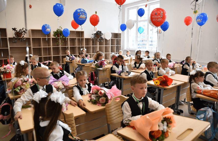 Сегодня новый учебный год начали более 45,9 тысяч школьников Вологды, в том числе более 5300 первоклассников