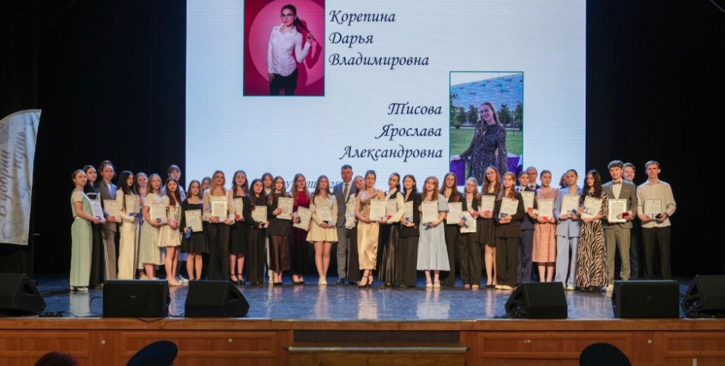 196 выпускников Вологды окончили в этом году школу с золотыми и серебряными медалями