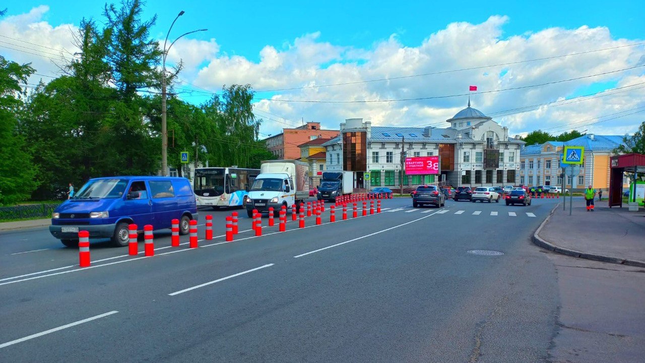 Дорожные столбики установили в Вологде на ул. Предтеченской, где изменилось движение